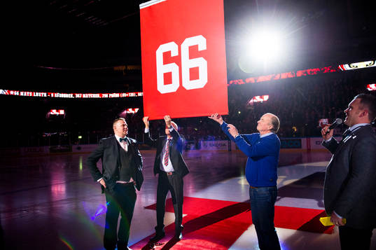 Mats Lusth tröja hissas av Conny Evensson och Timo