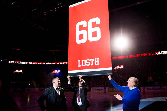 Mats Lusth tröja hissas av Conny Evensson och Timo