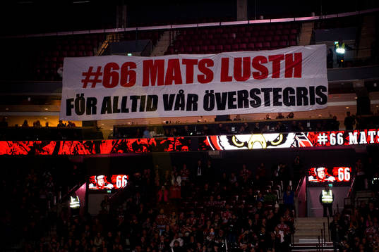 Mats Lusth hyllas av klacken