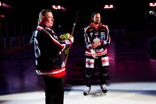 Mats Lusth får en guldklubba av Andreas Thuresson