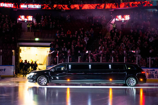 Malmö Redhawks Mats Lusth anländer i limousine