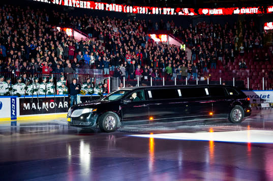 Malmö Redhawks Mats Lusth anländer i limousine när han