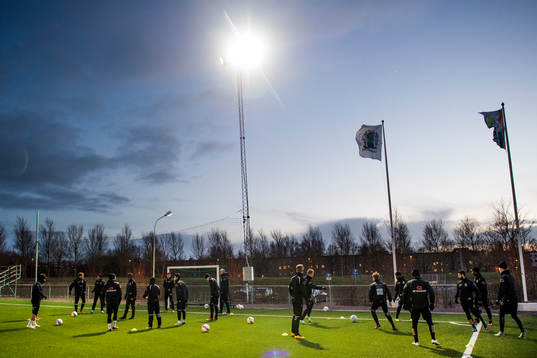 Laget värmer upp