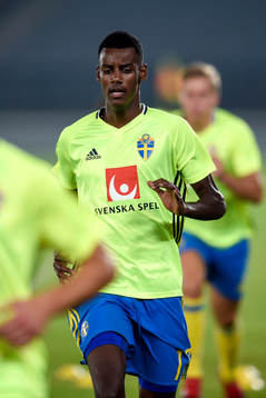 Sveriges Alexander Isak värmer upp