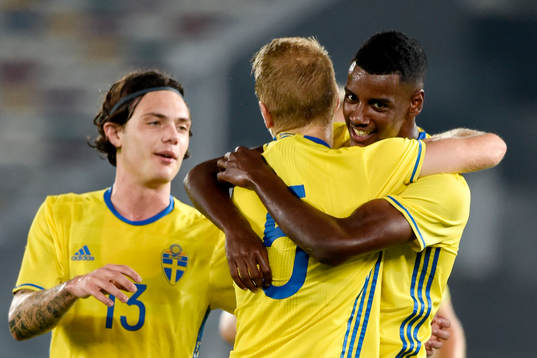 Sveriges Alexander Isak jublar