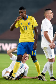 Sveriges Alexander Isak jublar