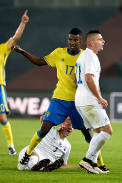 Sveriges Alexander Isak jublar