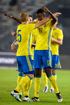 Sveriges Alexander Isak jublar