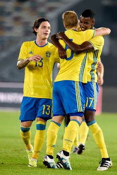 Sveriges Alexander Isak jublar