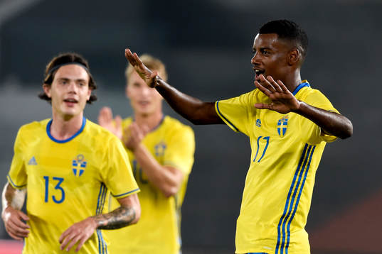 Sveriges Alexander Isak jublar