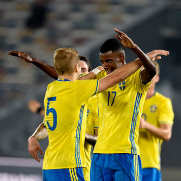 Sveriges Alexander Isak jublar