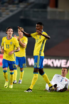 Sveriges Alexander Isak jublar
