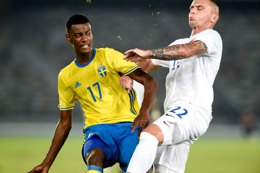 Sveriges Alexander Isak och Slovakiens Matus Conka