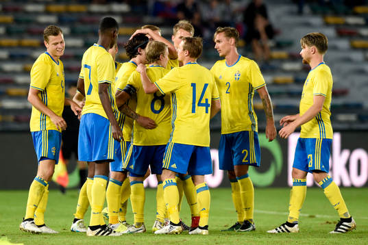 Sveriges David Moberg Karlsson jublar med lagkamrater