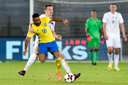 Sveriges Saman Ghoddos och Slovakiens Denis Vavro