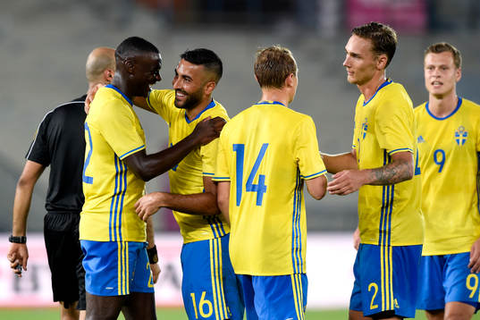 Sveriges Saman Ghoddos jublar med lagkamrater