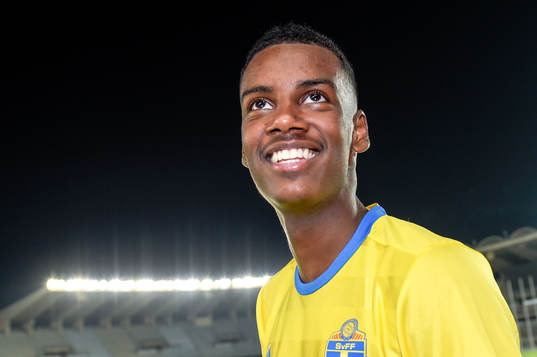 Sveriges Alexander Isak jublar