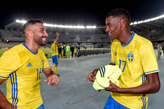 Sveriges Saman Ghoddos och Alexander Isak jublar