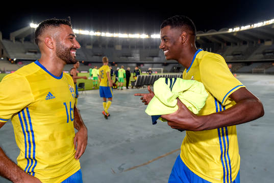 Sveriges Saman Ghoddos och Alexander Isak jublar