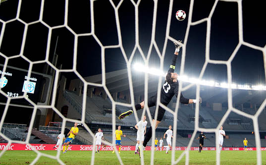 Sveriges David Moberg Karlsson gör 2-0 målet bakom