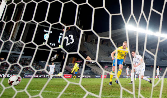 Sveriges Per Frick gör 5-0 målet bakom Slovakiens