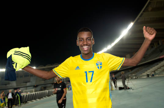 Sveriges Alexander Isak jublar