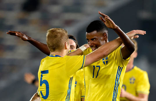 Sveriges Alexander Isak jublar