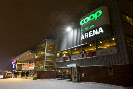Kraftigt snöfall utanför Coop Norrbotten Arena
