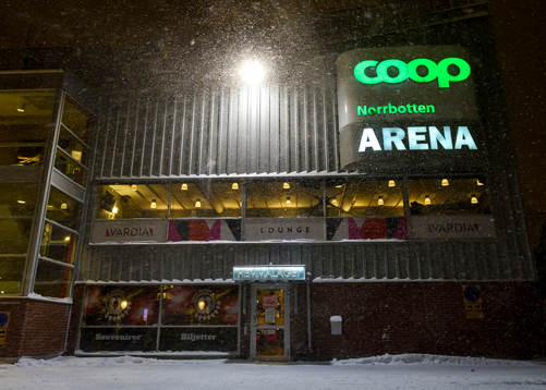 Kraftigt snöfall utanför Coop Norrbotten Arena