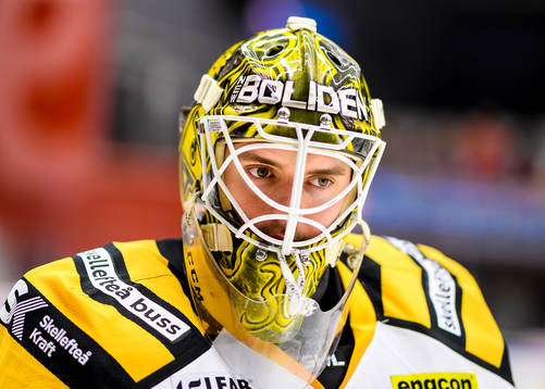 Skellefteås målvakt Gustaf Lindvall på uppvärmningen