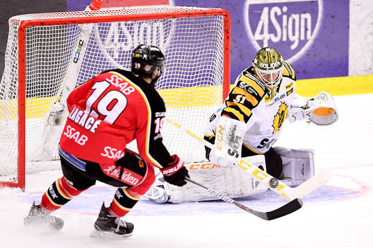 Luleås Jacob Lagacé framför Skellefteås målvakt Joni