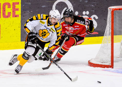 Skellefteås Fredrik Lindgren jagas av Luleås Isac