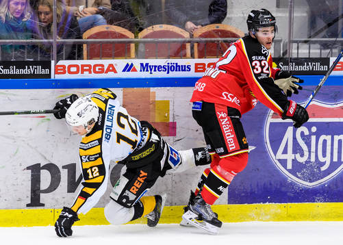 Luleås Oscar Engsund tacklar omkull Skellefteås Adam