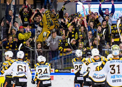 Skellefteåspelarna tackar sina supportrar