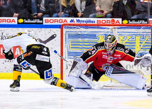 Luleås målvakt Joel Lassinatti räddar ett skott från