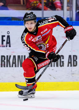 Luleås Einar Emanuelsson med pucken