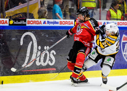 Luleås Isac Lundeström trycker undan Skellefteås Andreas