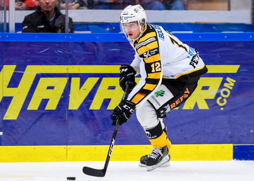 Skellefteås Adam Pettersson med pucken