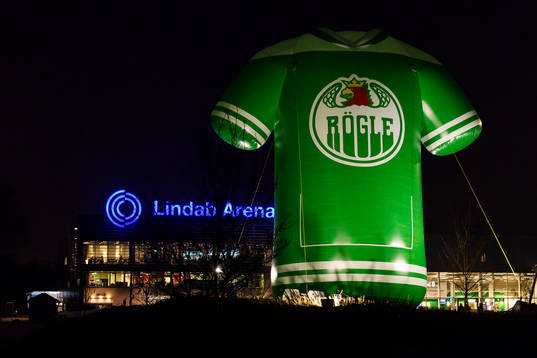 En Rögle maskot utanför Lindab Arena