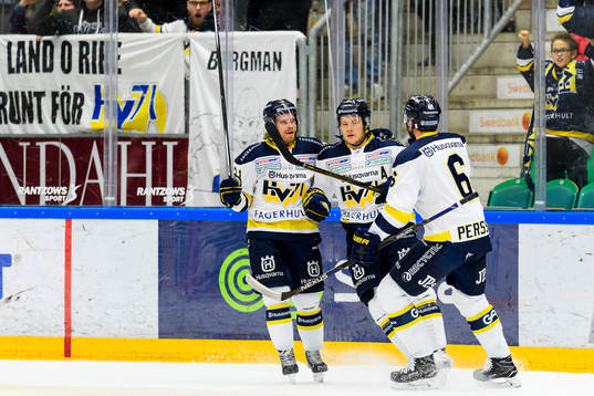 s Mattias Tedenby och Christoffer Persson jublar med Simon