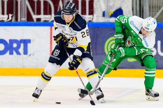 s Anton Bengtsson och Rögles Ludvig Elvenes i kamp om