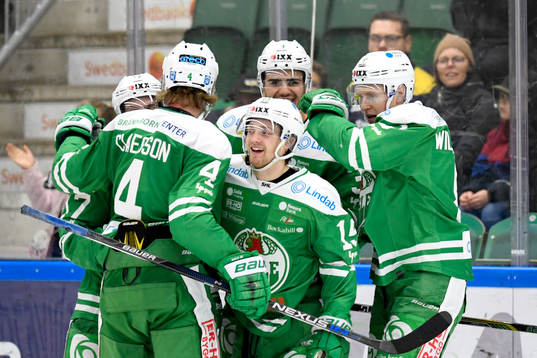 Rögles Simon Ryfors jublar med lagkamrater