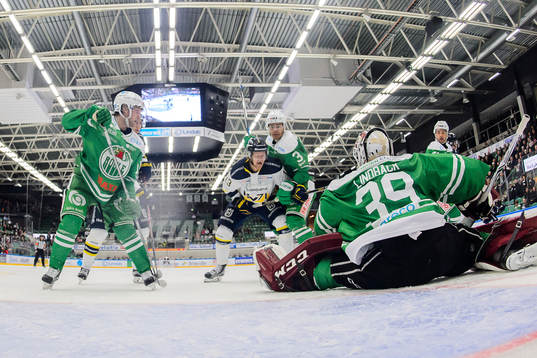 Rögles målvakt Anders Lindbäck räddar