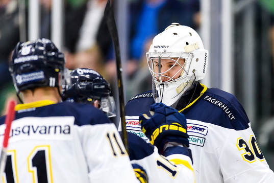 s målvakt Linus Söderström klappas om spelare jublar