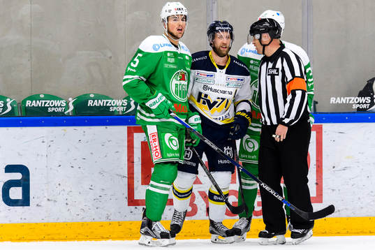 s Martin Thörnberg samtalar med Domare Sören Persson