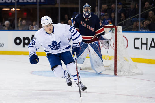 Maple Leafs William Nylander framför Rangers målvakt