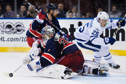 Rangers målvakt Henrik LundqvistRick Nash utmanas av Maple