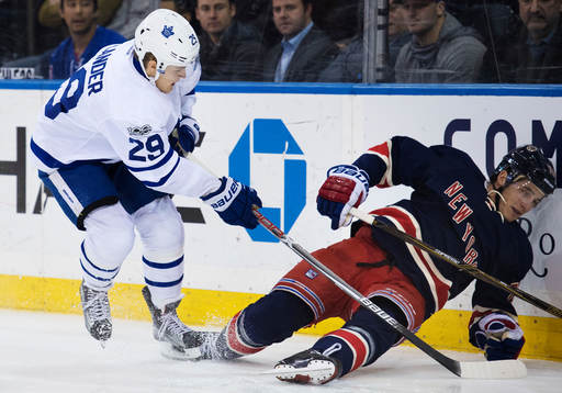 Maple Leafs William Nylander i kamp om pucken med Rangers