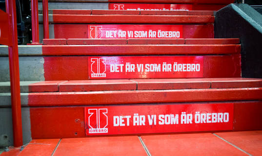 Trappsteg med texten det är vi som är Örebro