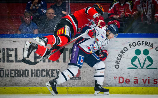 Örebros Nicklas Grossmann tacklar Linköpings Andrew Gordon